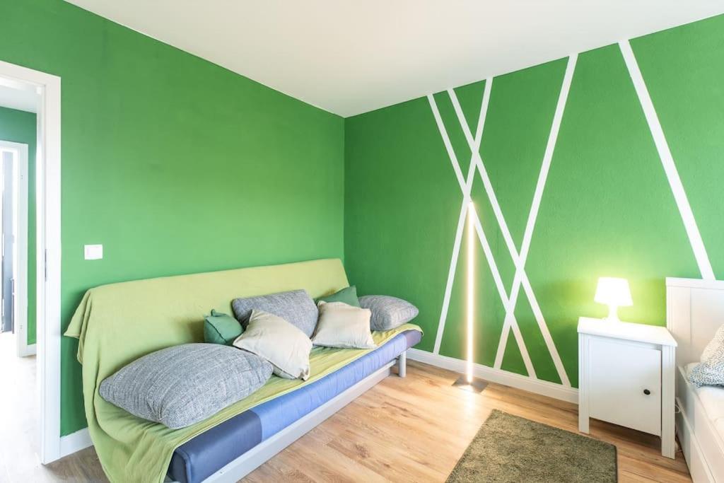 Nature Inspiration Apartment With Balcony & Grill Bbq In Duisburg Mitte Central Station 10 Mins & Big Tv With Photo Lights Exterior photo