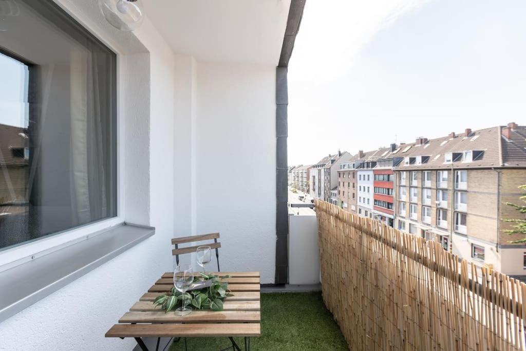Nature Inspiration Apartment With Balcony & Grill Bbq In Duisburg Mitte Central Station 10 Mins & Big Tv With Photo Lights Exterior photo