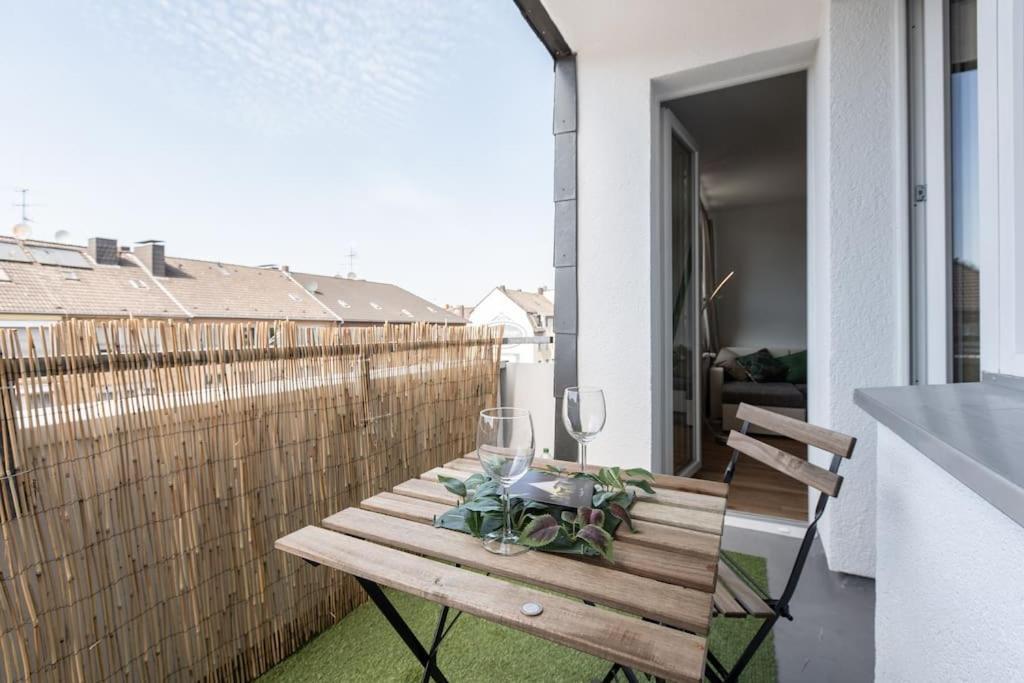 Nature Inspiration Apartment With Balcony & Grill Bbq In Duisburg Mitte Central Station 10 Mins & Big Tv With Photo Lights Exterior photo